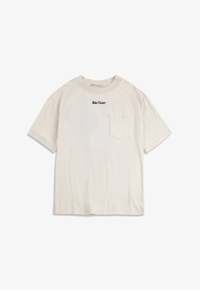 T-shirt beige à manches courtes avec poche avant et logo texte noir "Bobo Choses" centré sous le col.