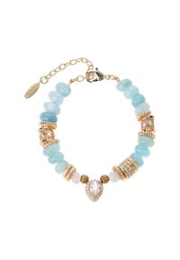 Bracelet en perles bleu aqua avec des accents dorés, comprenant des perles rondes et texturées, un centre en gemme claire en forme de poire et un fermoir.