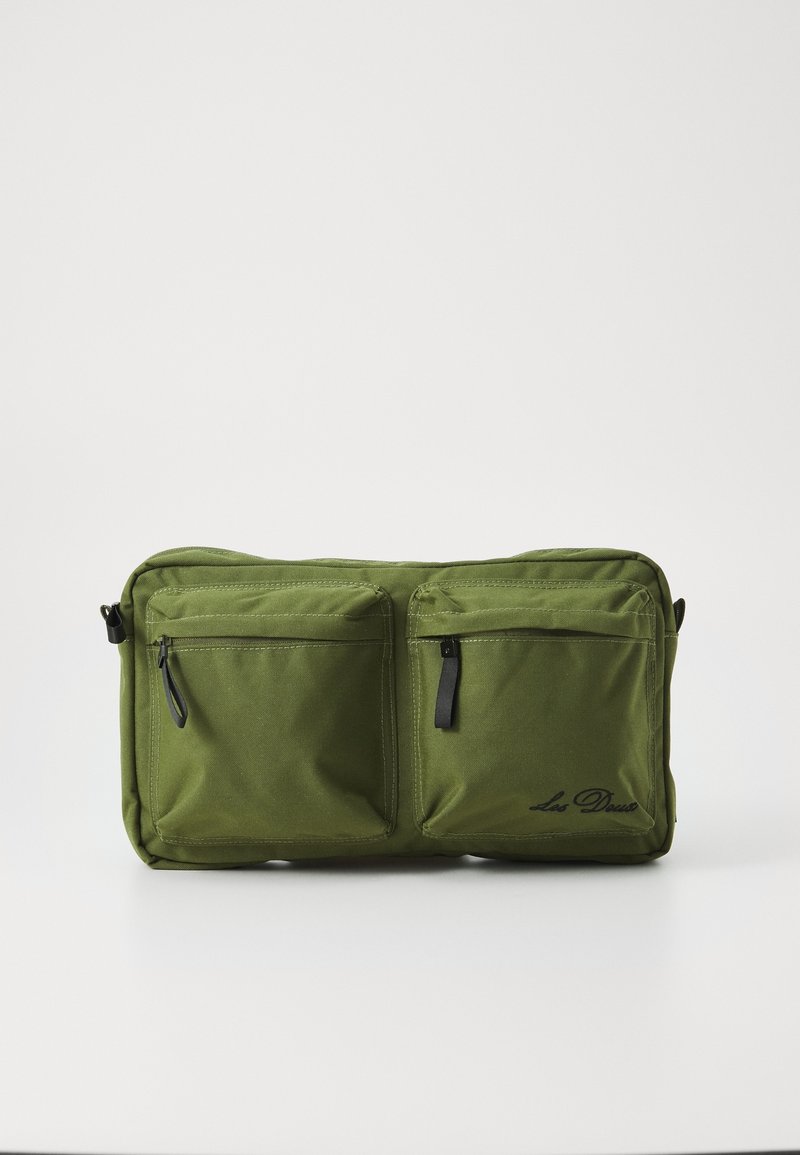 Sac bandoulière rectangulaire vert avec deux poches avant zippées, curseurs de fermeture éclair noirs et logo texte "Los Divos" sur la poche inférieure droite.