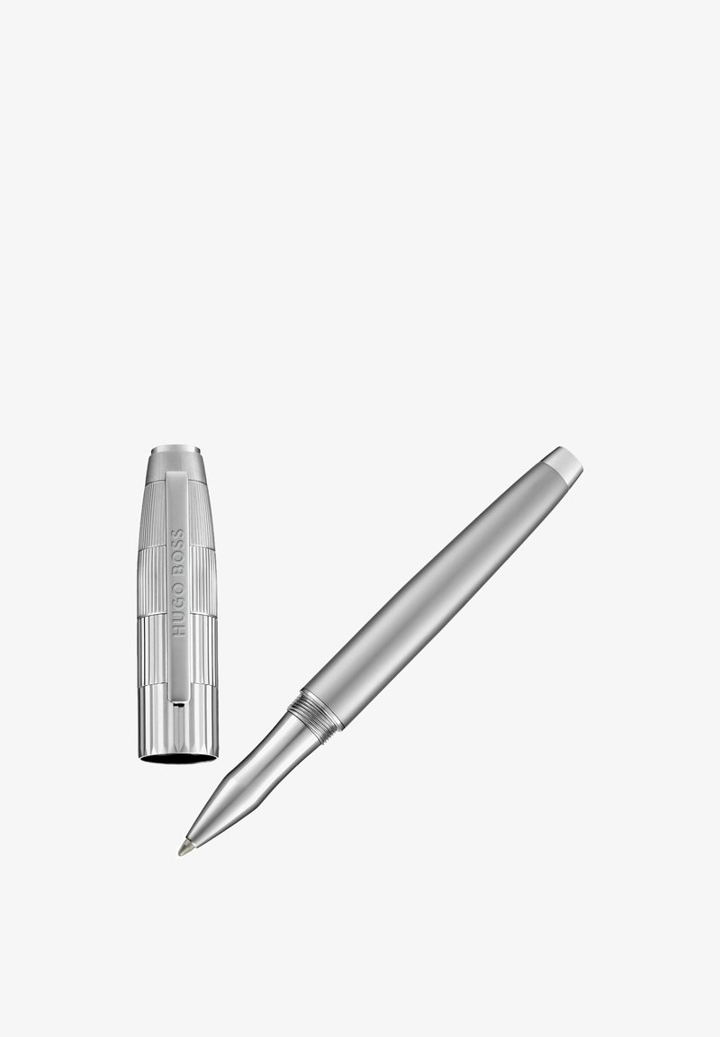 Stylo plume en métal argenté avec un capuchon détachable gravé "Hugo Boss" à côté du stylo sur fond blanc.