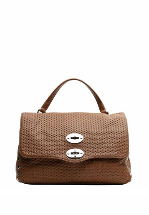 Borsa a mano in pelle marrone con texture, dotata di un unico manico superiore e due chiusure a scatto argentate sulla patta frontale.