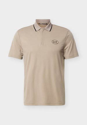 Beež lühikeste varrukatega polo-särk, mustade ääristega kraega ja vasakul rinnal "EA7 Emporio Armani" logo.