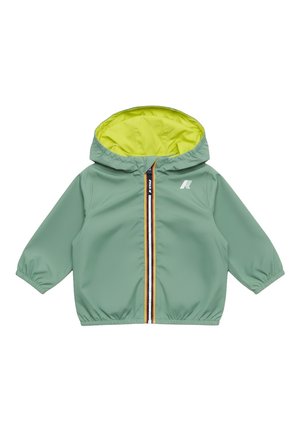 Giacca antipioggia verde per bambini piccoli con polsini elasticizzati, fodera del cappuccio giallo neon e cerniera centrale con bordatura multicolore e logo sul petto.