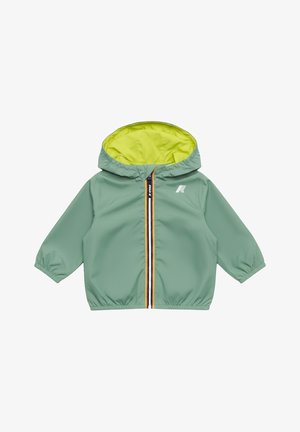 Giacca antipioggia verde per bambini piccoli con polsini elasticizzati, fodera del cappuccio giallo neon e cerniera centrale con bordatura multicolore e logo sul petto.