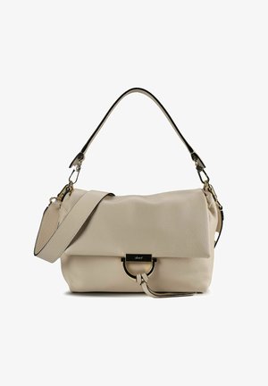 Bolso de mano de cuero beige con acabado texturizado, que cuenta con cierre de solapa, detalles de herrajes metálicos y una correa ajustable.
