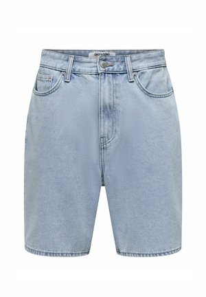 Short en jean bleu clair avec bouton et fermeture éclair à l'avant, passants de ceinture et deux poches avant, étiquette "ONLY & SONS" à la ceinture.