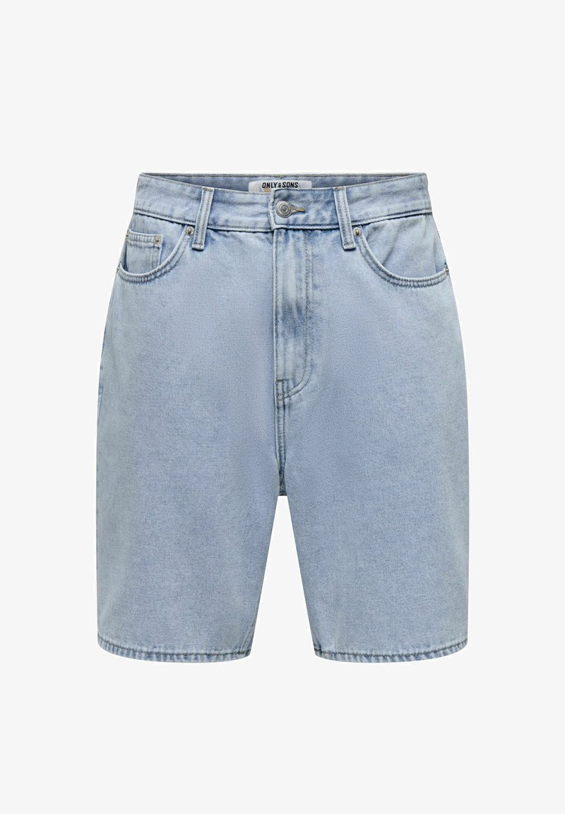Short en jean bleu clair avec bouton et fermeture éclair à l'avant, passants de ceinture et deux poches avant, étiquette "ONLY & SONS" à la ceinture.