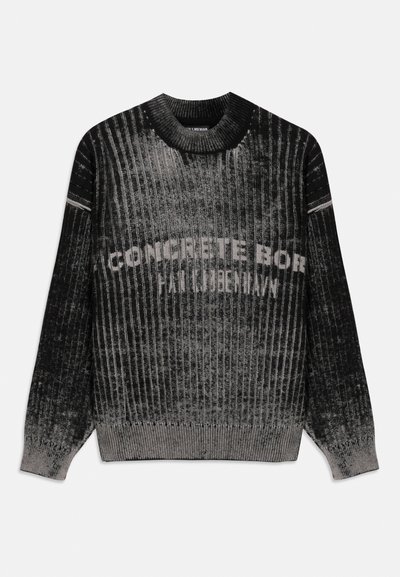 Μαύρος και γκρι ριγέ πλεκτός πουλόβερ με στρογγυλή λαιμόκοψη. Διαθέτει σχεδιασμό με κλίση και εκτυπωμένο κείμενο με έντονες λευκές γράμματα.