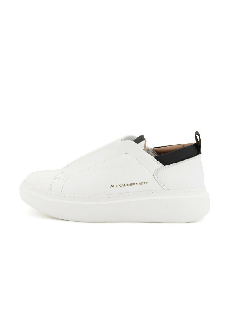 Sneaker bianca slip-on con suola spessa, pannello posteriore elastico nero e branding "Alexander Smith" sul lato.