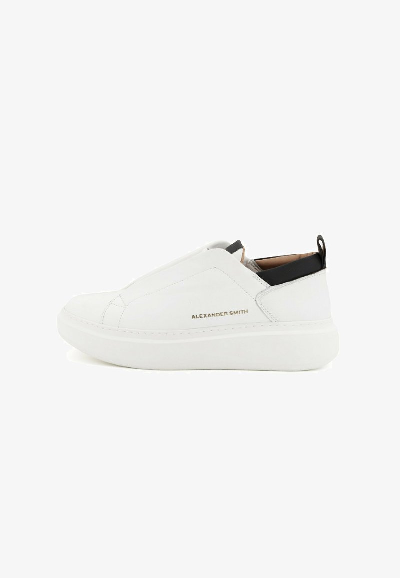 Sneaker bianca slip-on con suola spessa, pannello posteriore elastico nero e branding "Alexander Smith" sul lato.