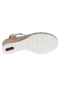 Sandal con tomaia intrecciata marrone e suola spessa bianca. Presenta una cinghia robusta con accenti multicolori e un marchio impresso sulla suola.