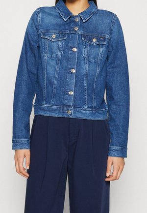 Veste en denim bleu moyen avec une coupe structurée et ajustée, dotée d'un col, d'une fermeture à boutons, de deux poches poitrine et d'accents en métal argenté.