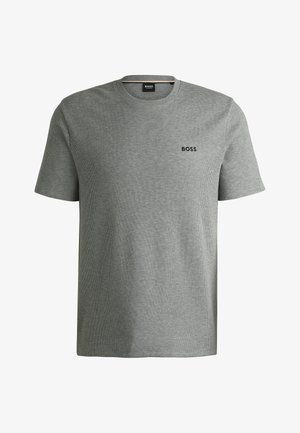 Šedé tričko s krátkým rukávem vyrobené z texturované tkaniny. Má kulatý výstřih a malé černé logo "BOSS" na hrudi.