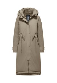 Parka lunga beige con cappuccio, bottoni a pressione, vita regolabile con cordino e cinturini ai polsini. Presenta una texture liscia e un taglio dritto.