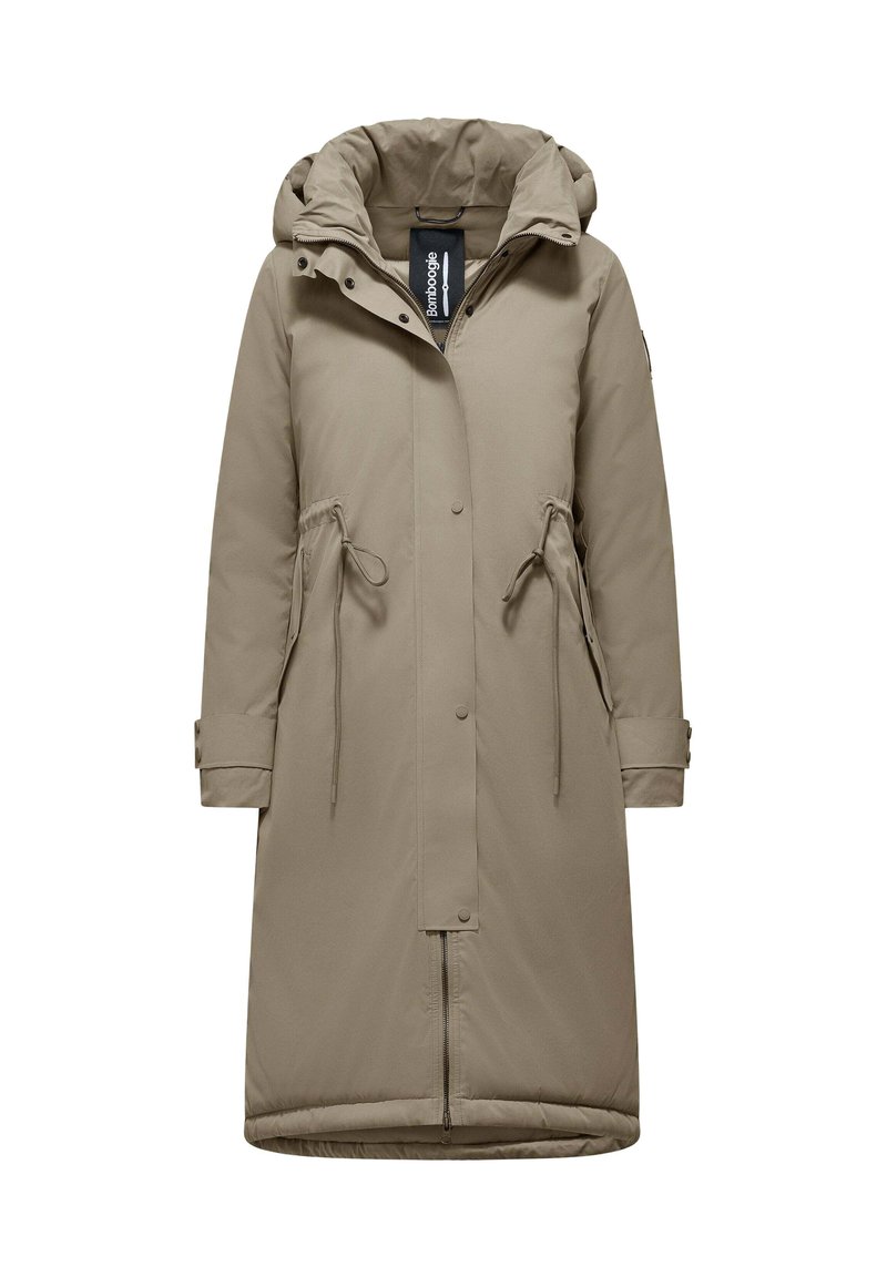 Parka lunga beige con cappuccio, bottoni a pressione, vita regolabile con cordino e cinturini ai polsini. Presenta una texture liscia e un taglio dritto.