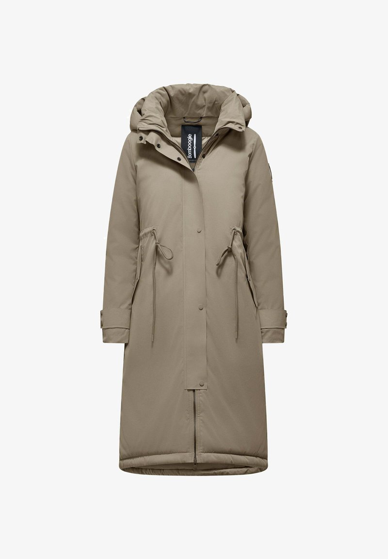 Parka lunga beige con cappuccio, bottoni a pressione, vita regolabile con cordino e cinturini ai polsini. Presenta una texture liscia e un taglio dritto.
