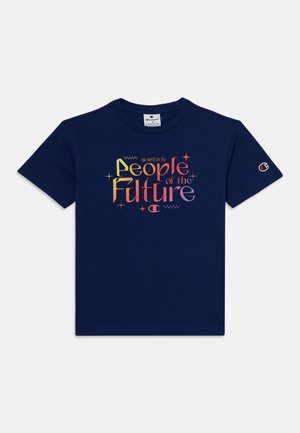 Tricou bleumarin cu mânecă scurtă cu text colorat „Muncim pentru oamenii viitorului” și logo Champion pe mânecă și piept.