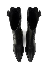 Botas de vaquero de cuero negro con punteras afiladas, costuras decorativas, lengüetas en el cuello y una textura suave.