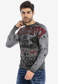 Langarm-Graues T-Shirt mit einem roten und schwarzen Grafikdesign, das ein Motorrad und einen Adler zeigt, mit entspanntem Schnitt und Rundhalsausschnitt.