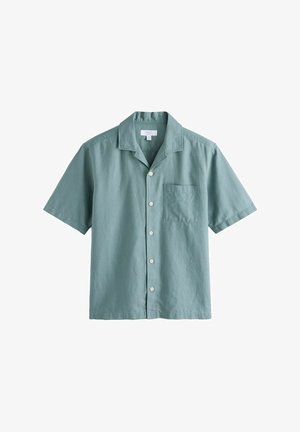 Cămașă cu mâneci scurte, din bumbac verde deschis, cu un buzunar pe pieptul stâng și un guler standard. Textură netedă, design casual.