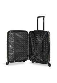 Hardcase zwarte koffer met textuur op de buitenkant, dubbele wielen, uitschuifbare handgreep en interne compartimenten met een gemusterd voering.