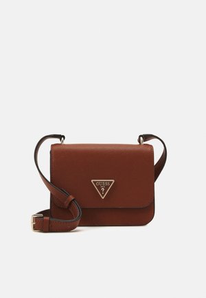 Sac bandoulière en cuir marron texturé avec une sangle ajustable et un logo triangulaire en métal Guess sur le rabat avant.