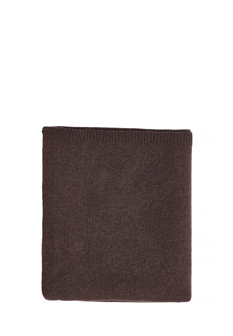 Brun strikket tørklæde, firkantet form, blød tekstur, med ribbet kant. Stoffet ser varmt og hyggeligt ud, velegnet til koldere vejr.