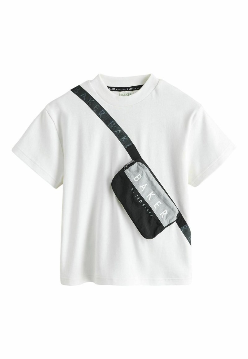 T-shirt blanc à manches courtes avec pochette et sangle bandoulière noires et grises attachées, étiquetées "BAKER BY TED BAKER."
