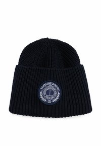 Granatowa dziana czapka beanie o ribbowym wzorze, z okrągłą łatą logo w białym i jasnoniebieskim kolorze, akcentowaną przez liście laurowe.