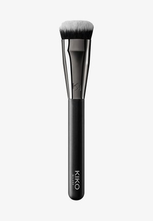 KIKO Milano Make-up-Pinsel mit einem breiten, flachen schwarzen Griff und dicht gepackten, weichen grau-schwarzen Borsten. Elegante metallische Ferrule.