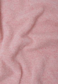 Tissu tricoté rose doux avec une surface texturée, présentant un subtil motif chiné. Le matériau semble léger et lisse avec un léger drapé.