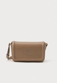 BOLD FLAP CROSSBODY - Geantă crossbody - desert taupe