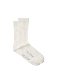 Une paire de chaussettes blanches à côtes, avec le logo PME Legend et un emblème d'aile brodé près du haut de la cheville et imprimé sur la semelle.