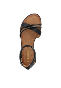 Sandal nero con cinturini incrociati, una cinghietta intrecciata alla caviglia e una soletta imbottita color nocciola. Accenti metallici decorativi migliorano il design.