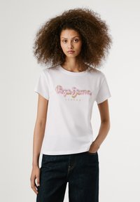 T-shirt en coton blanc avec un logo coloré "Pepe Jeans London". Manches courtes avec un col rond classique, design minimaliste.
