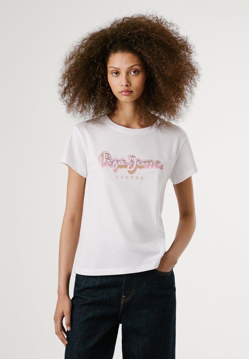 T-shirt en coton blanc avec un logo coloré "Pepe Jeans London". Manches courtes avec un col rond classique, design minimaliste.