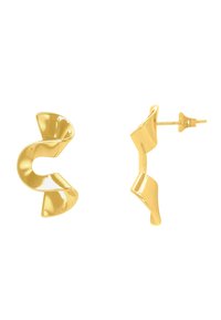 Orecchini in metallo dorato caratterizzati da un design scultoreo intrecciato con superfici lucide e tagli aperti, che mostrano una forma moderna e slanciata.
