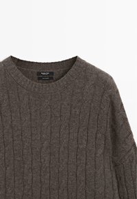 Maglione girocollo a costo intrecciato di un grigio scuro, realizzato al 100% in cashmere, con dettagli sulle spalle e sul colletto.