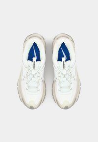 Nike Sportswear ZOOM VOMERO ROAM mleczny