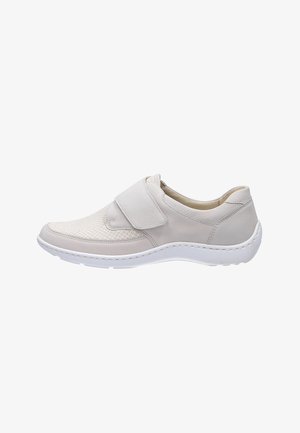 Scarpa casual grigio chiaro con punta texturizzata, fascia larga in velcro regolabile e suola bianca imbottita, progettata per comfort e facile allacciatura.