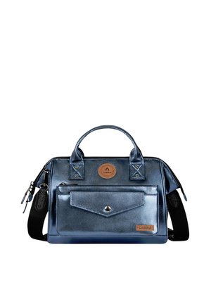 Sac compact en cuir bleu marine avec double poignée, poche avant à rabat avec bouton, bandoulière noire amovible et écussons logo marron.