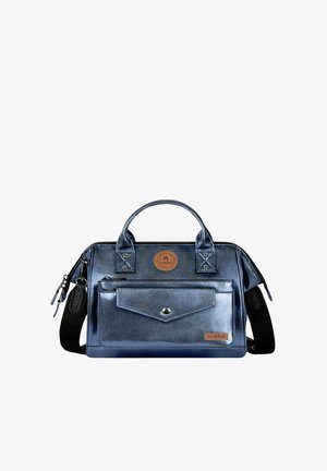 Sac compact en cuir bleu marine avec double poignée, poche avant à rabat avec bouton, bandoulière noire amovible et écussons logo marron.