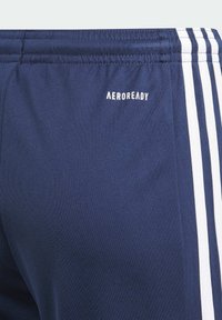 Navy urheilushortsit, joissa on sileä pinta, valkoiset sivusuunnat ja "AEROREADY" painettuna valkoisena takana.