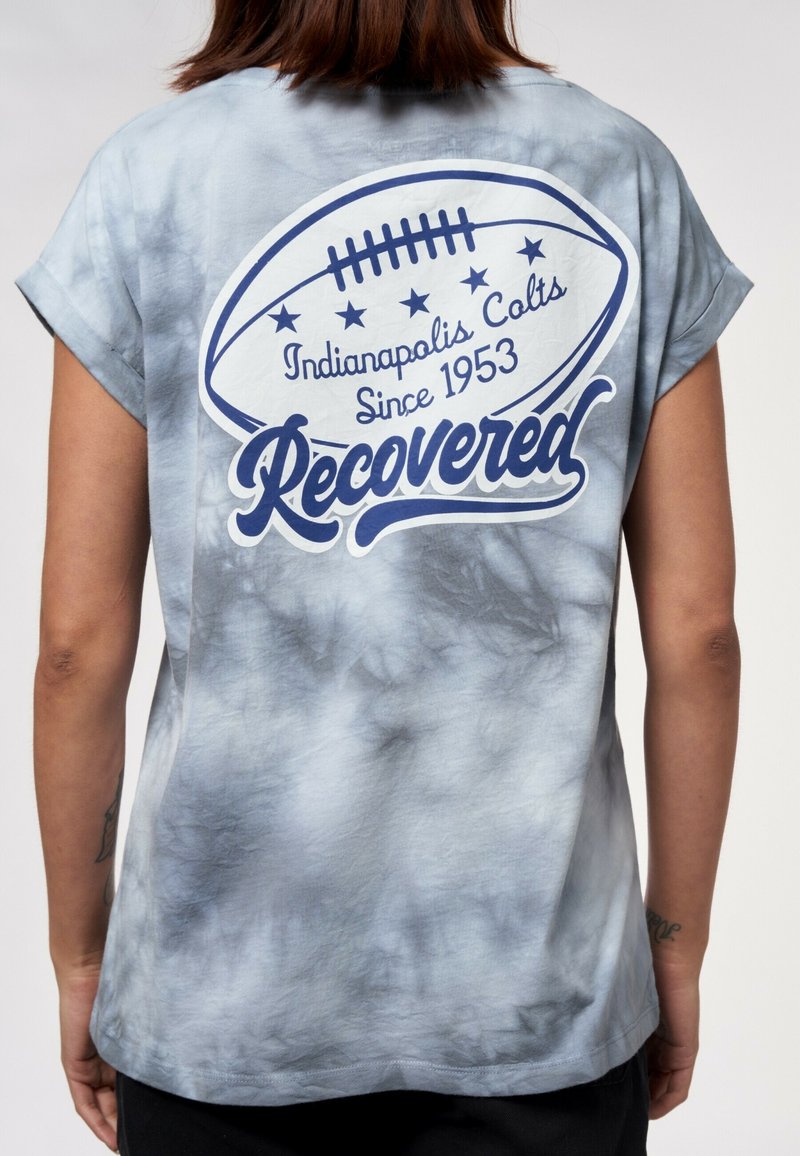Grå batiktryckt t-shirt i bomull med en stor marinblå grafik av en fotboll och texten "Indianapolis Colts Since 1953" samt "Recovered" på baksidan.