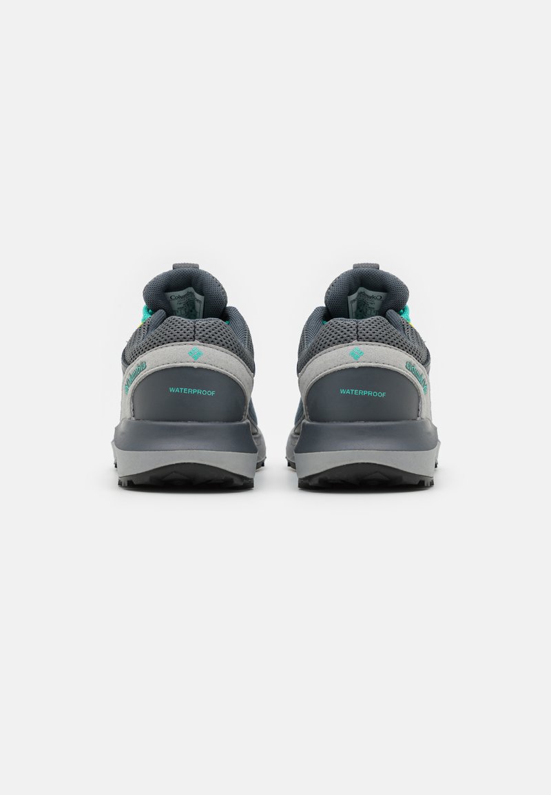 Wodoodporne buty trekkingowe w kolorze szarym z akcentami w kolorze teal. Posiadają siateczkową cholewkę, wyściełane pięty oraz solidną podeszwę zapewniającą przyczepność.