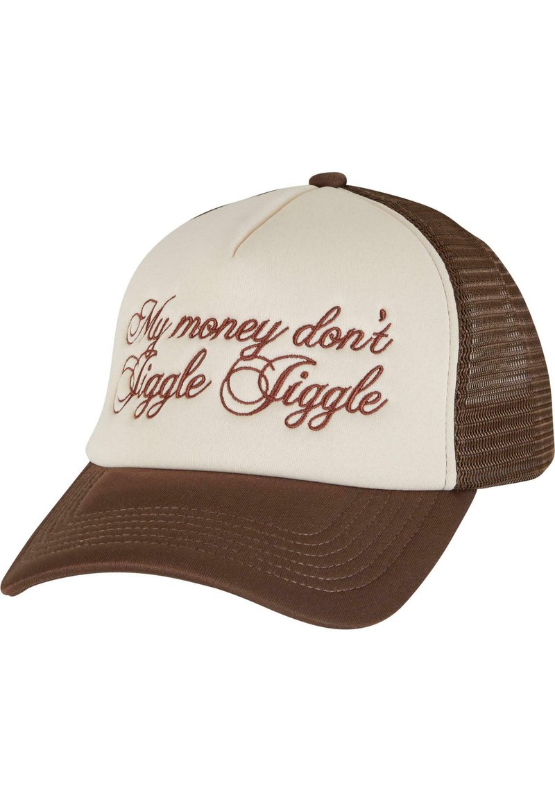 Brūna un krēmkrāsas trucker cepure ar izšūtu tekstu femininā rakstībā. Priekšējā panelī ir krēmkrāsa, ar brūnu sietu aizmugurē un izliekta viziera.