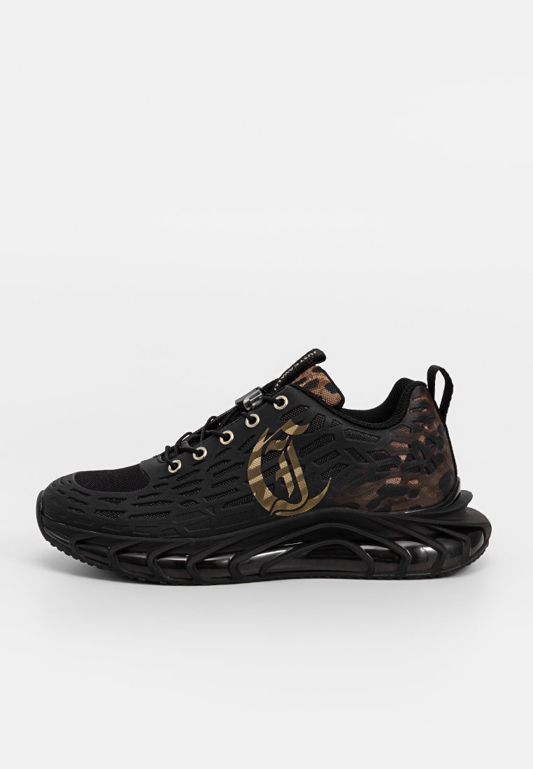 Schwarzer Sportschuh mit einem strukturierten Mesh-Obermaterial, das Leopardenmusterakzente und ein goldenes Logo aufweist. Dicke, gebogene schwarze Sohle für Dämpfung.