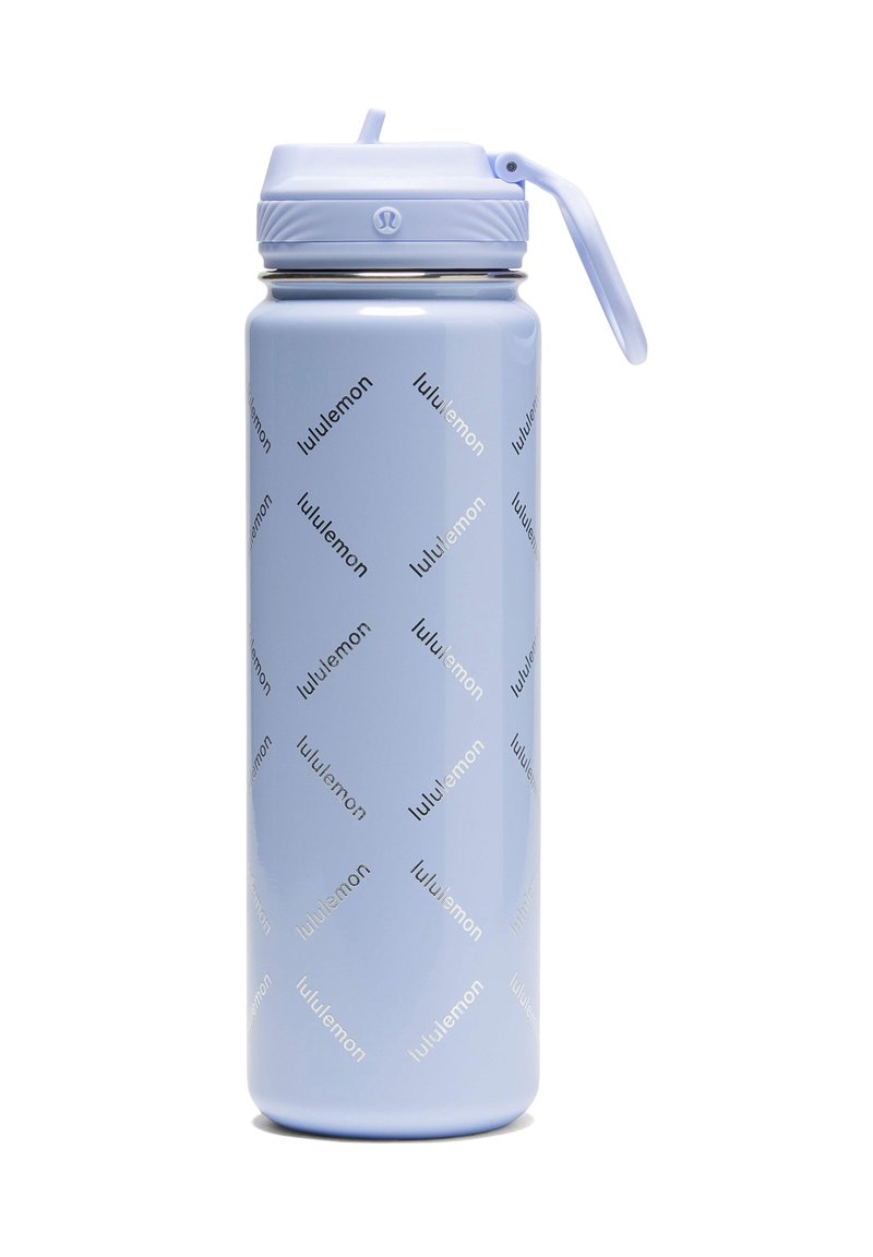 Hellblaue Wasserflasche mit matter Oberfläche, die das "lululemon"-Logo in einem sich wiederholenden Muster zeigt. Schraubverschluss mit einem klappbaren Griff.