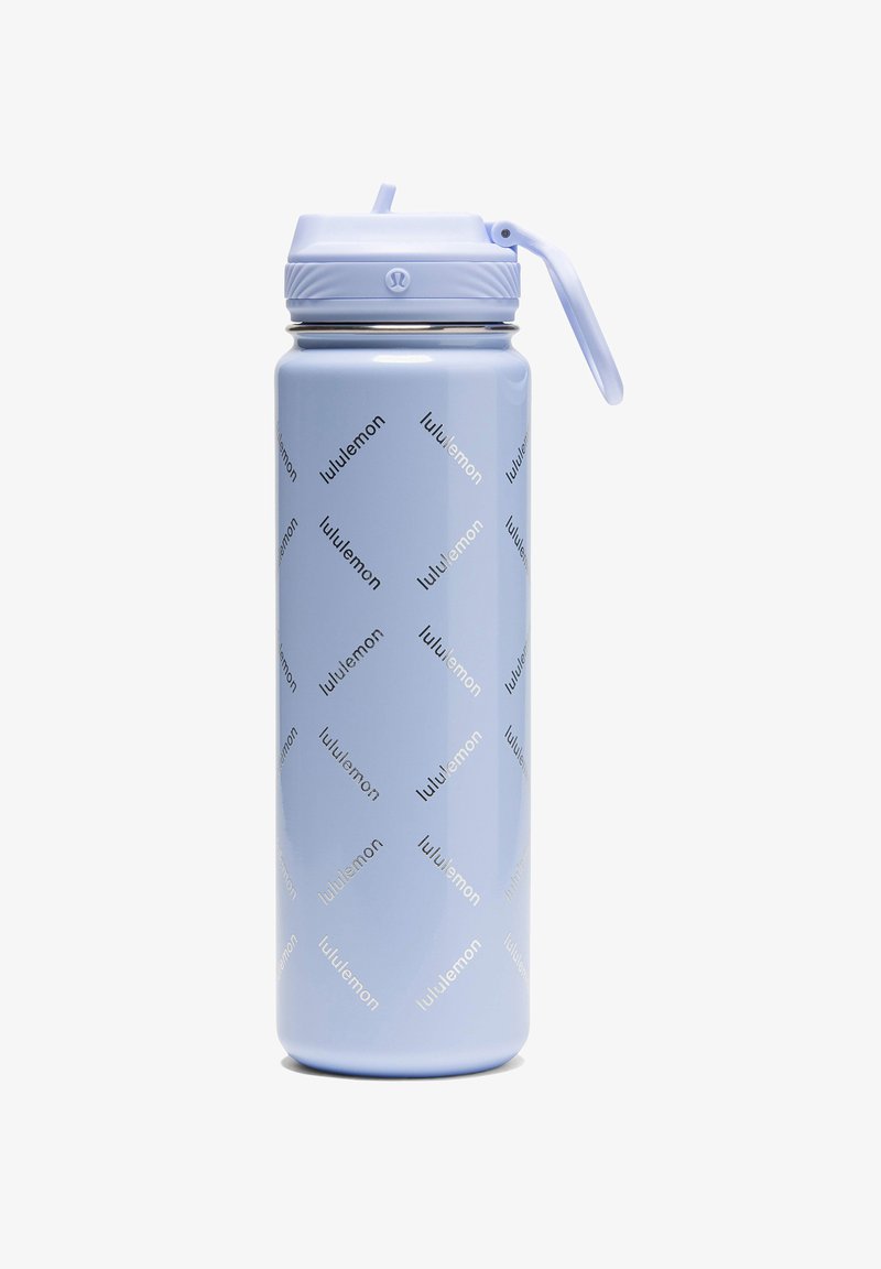 Hellblaue Wasserflasche mit matter Oberfläche, die das "lululemon"-Logo in einem sich wiederholenden Muster zeigt. Schraubverschluss mit einem klappbaren Griff.