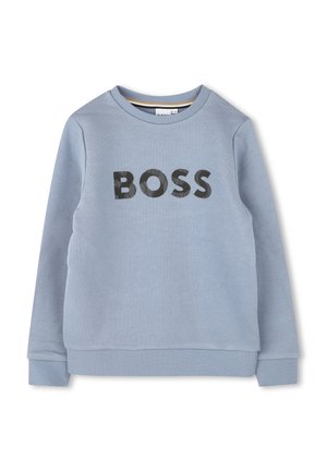 Sweatshirt bleu clair avec un col rond et des poignets côtelés. Présente un grand texte noir "BOSS" sur le devant avec une finition texturée.